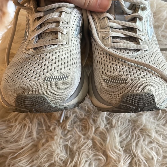 Brooks light gray Ghost 12 women’s running shoes - Picture 11 of 12